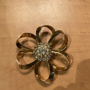 ✨ FREE WITH PURCHASE OVER $30 Flower Brooch ✨